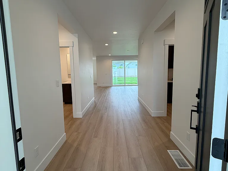 1481 N Burnam Ave — Photo 5