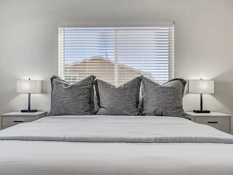 2220 E La Salle St — Photo 14
