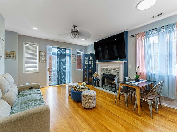 5th image of 119 N Mozart St Unit 2