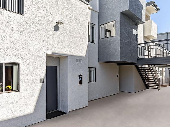 3rd image of 609 N Jackson St APT 6