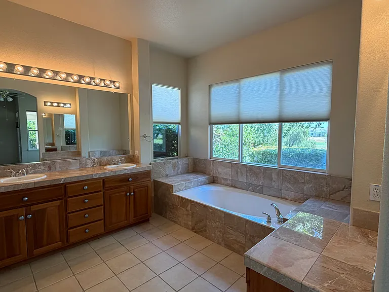 729 Richardson Dr — Photo 23
