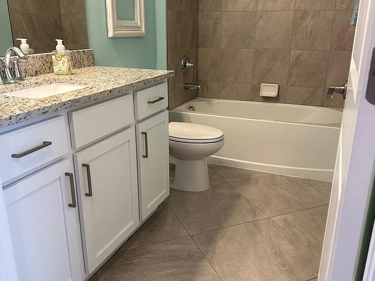 Guest bath with tub