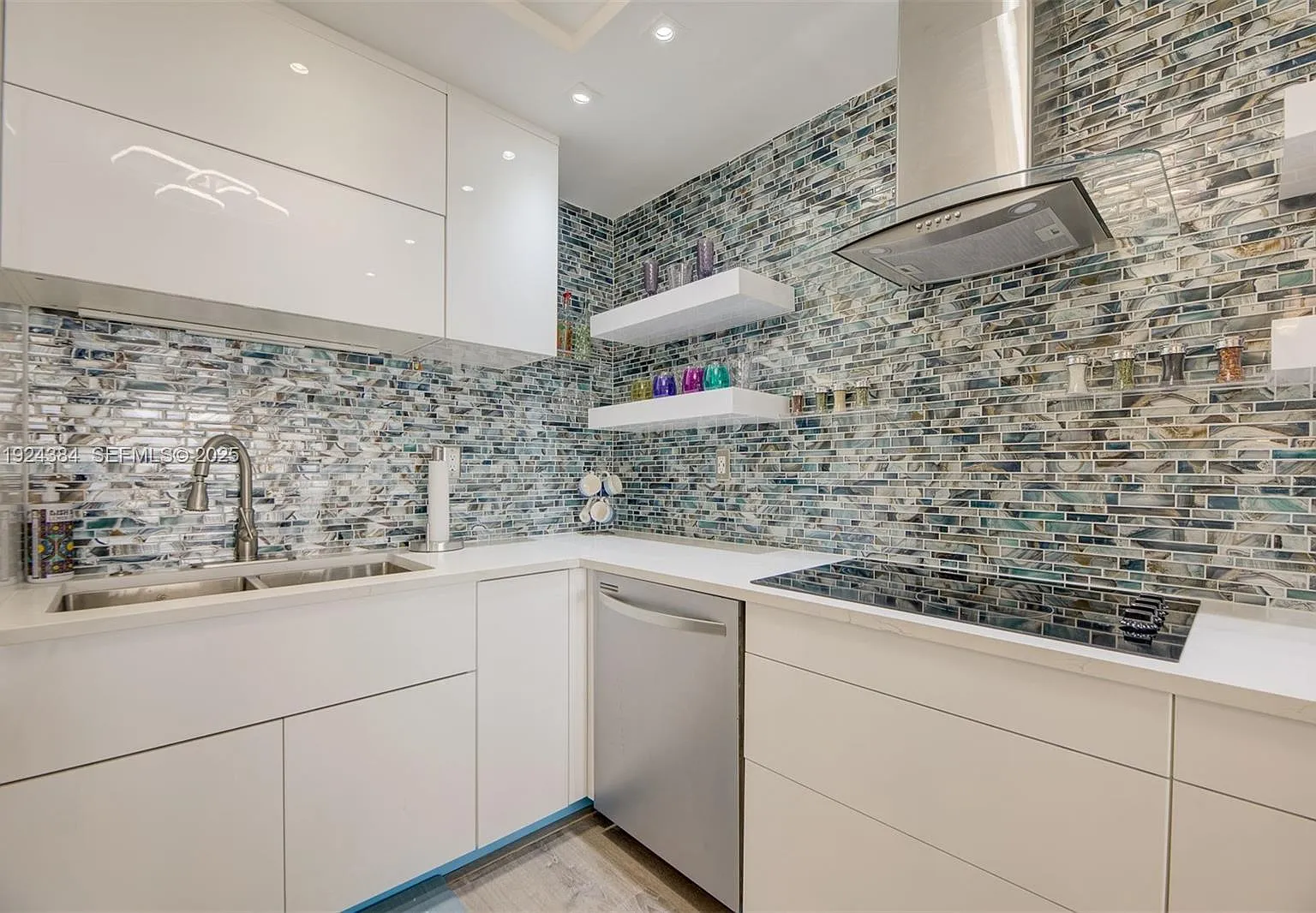 Sea Air Towers Condo — Photo 4