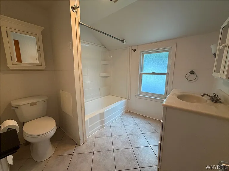 767 Saint Lawrence Ave — Photo 8