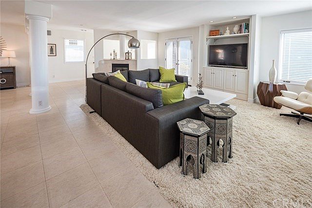 LARGE LIVING ROOM