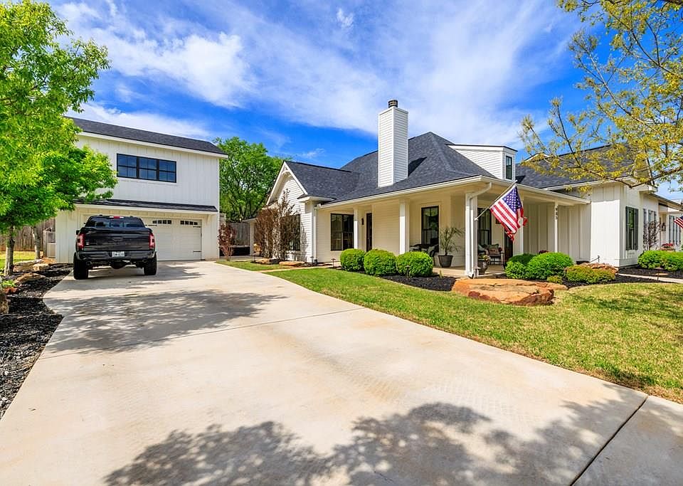 1st image of 905 Hawthorn Ln