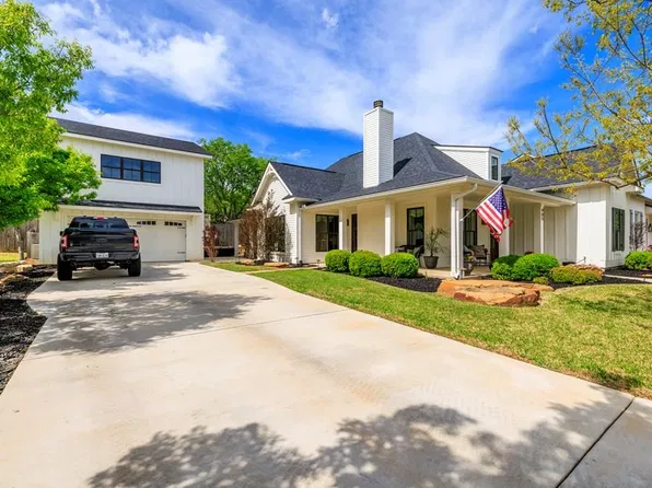 905 Hawthorn Ln, Fredericksburg, TX 78624