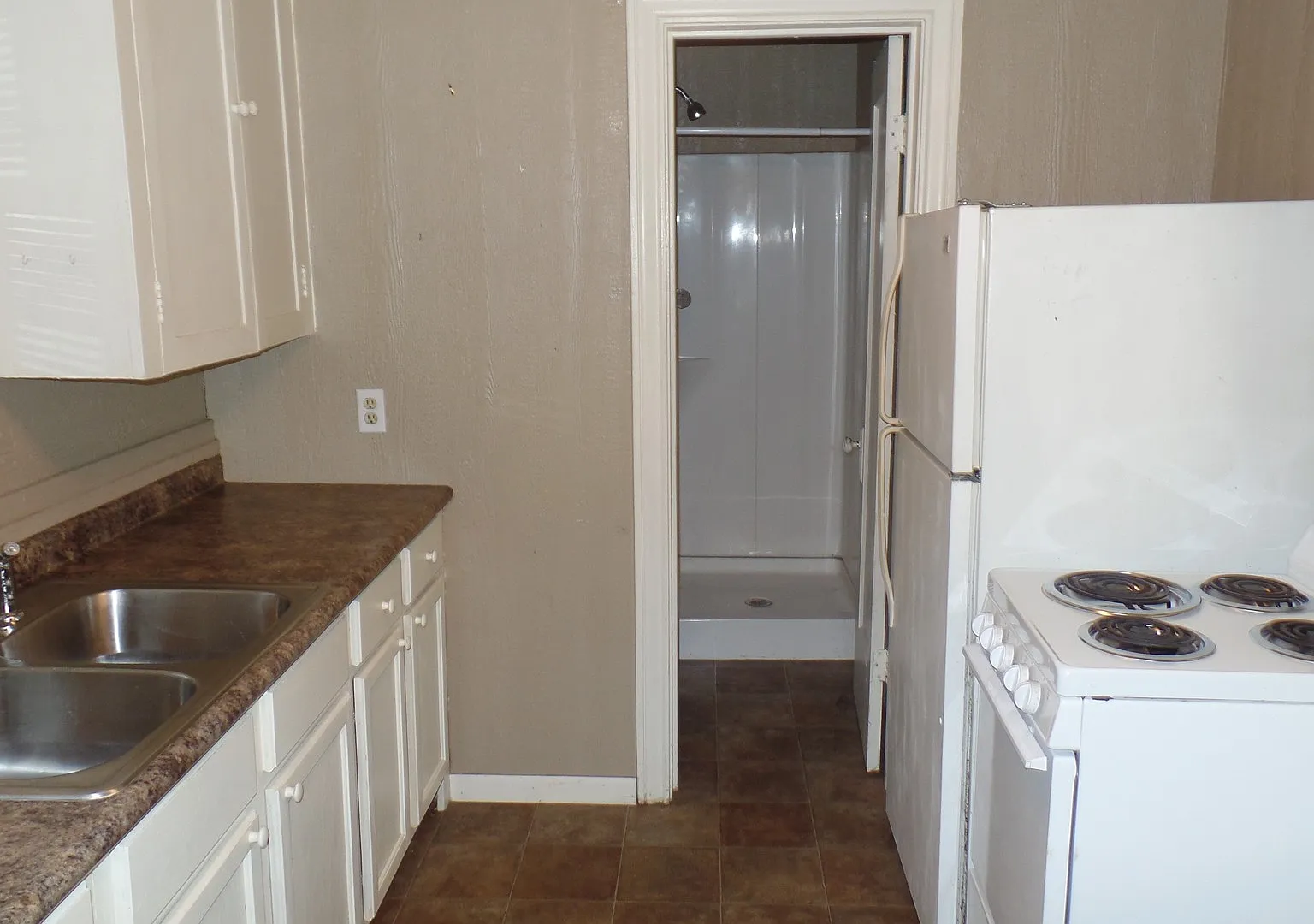 Efficiency Garage Apartment — Photo 2