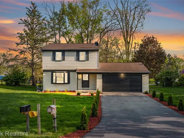 1874 Hopkins Dr, Wixom, MI 48393