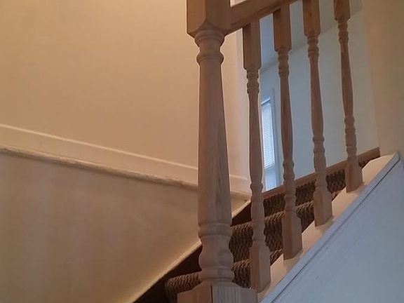 ascending to 2nd floor - moving in will be no problem with a removable railing!