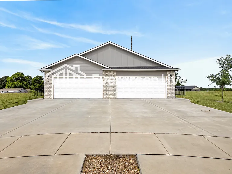 102 E Santa Fe Cir — Photo 1