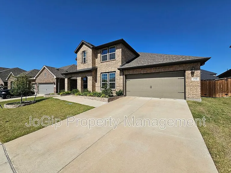 1740 Jamestown Dr — Photo 3