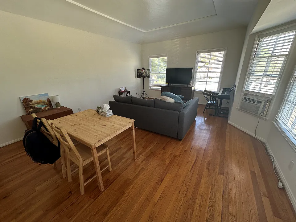 9070-9074 Whitworth Dr~1102 Doheny Dr - 9074 — Photo 2