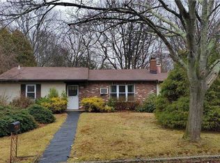 29 Hawthorne St, Mount Sinai, NY 11766