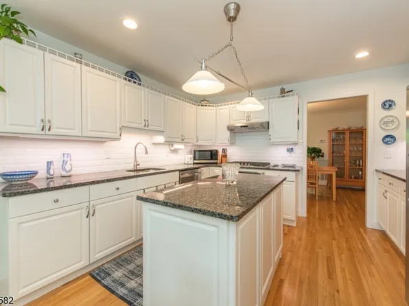 31 Cooper Ln, Millington, NJ 07946