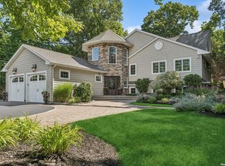 18 Gabriele Dr, East Norwich, NY 11732