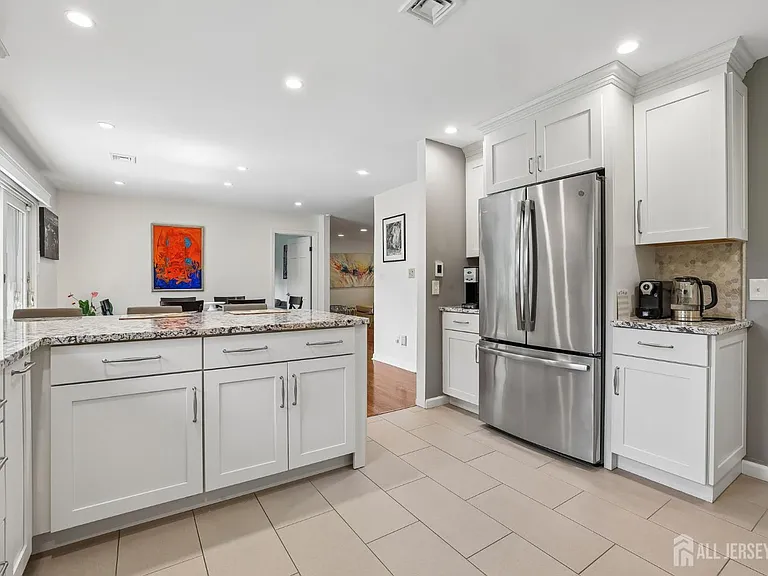 207 Stoughton Ave — Photo 18