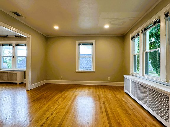 2nd image of 36 Somerset St #36