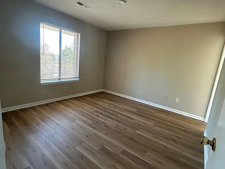 357 Community Dr #G — Photo 20