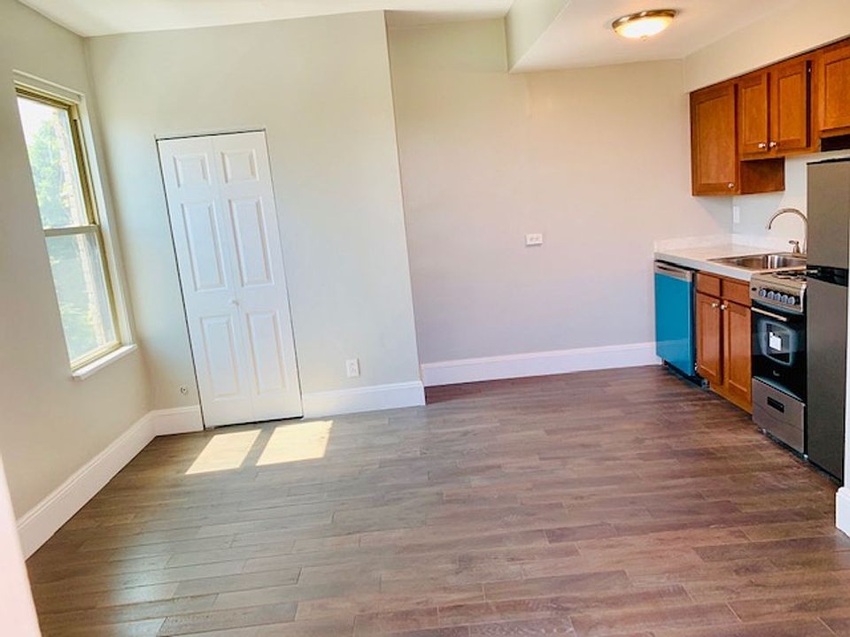 1st image of 211 S Saint Clair St APT 2