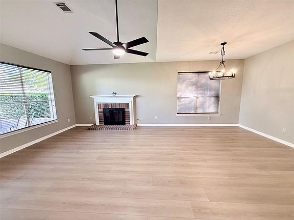 3rd image of 2915 Veva Dr