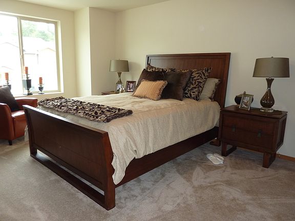 Large master w/ walk in closet