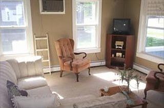 2nd image of 106 Franklin St W