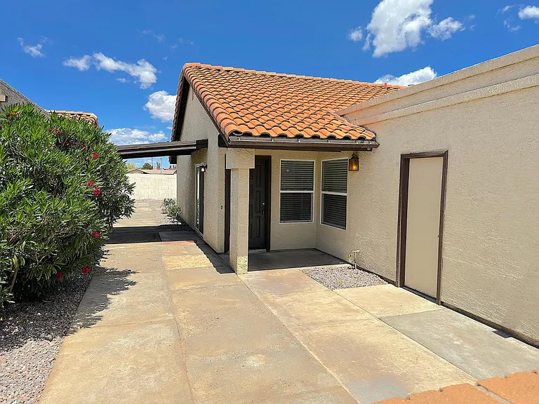 2208 E Farmdale Ave — Photo 3