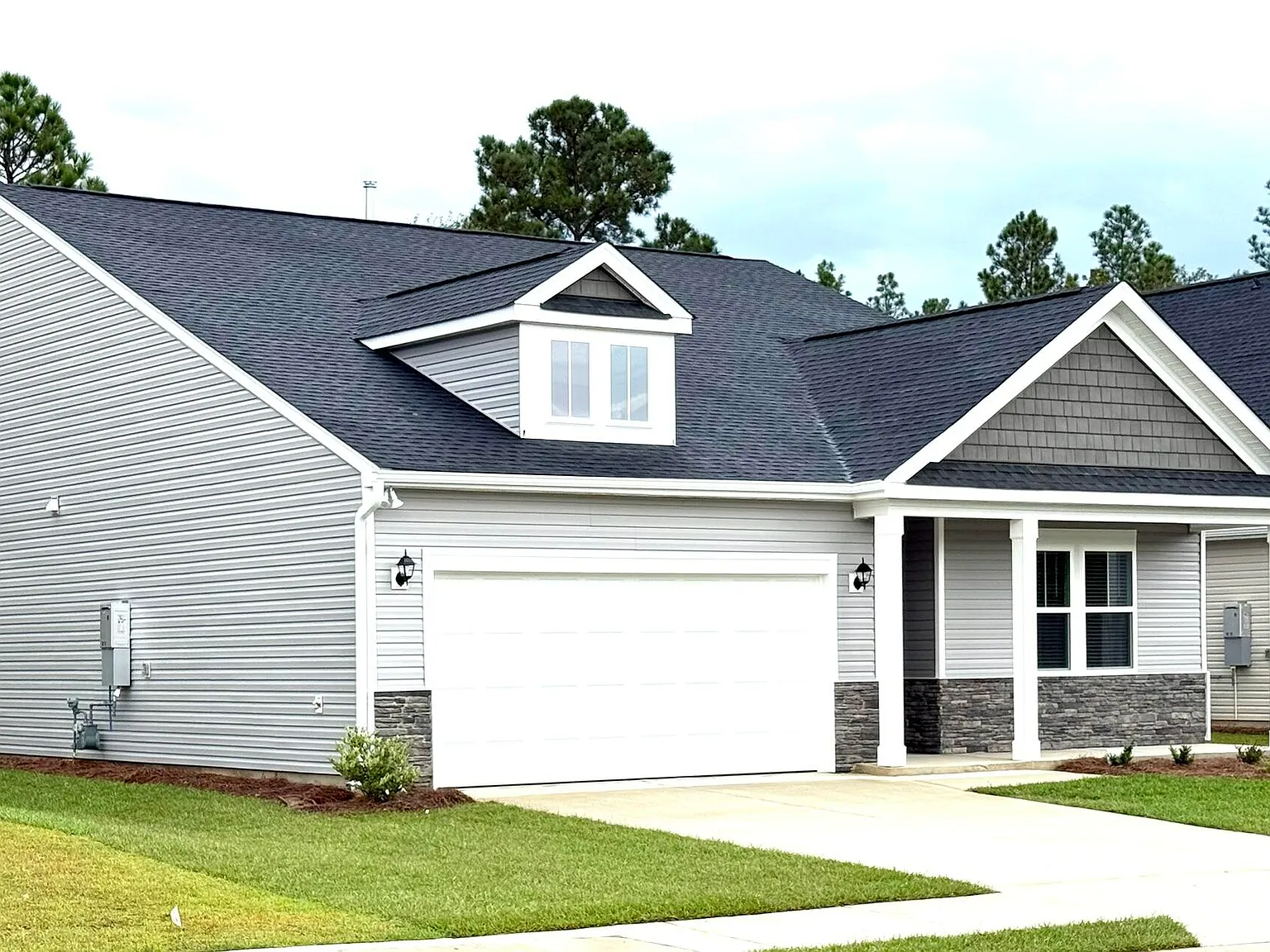 3 bed, 2.0 bath, 1951 sqft, $2,200 — Photo 2