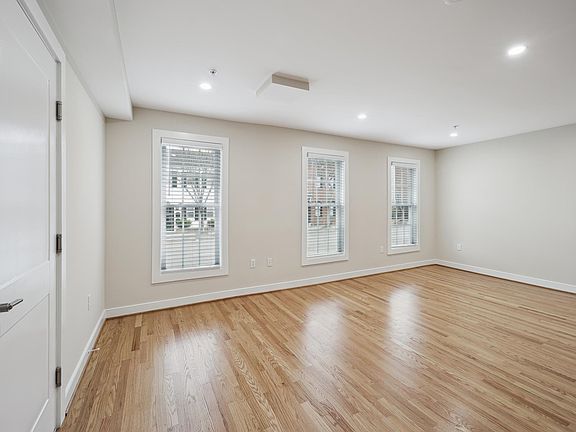 3rd image of 1020 Duke St #100