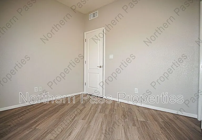 528 Green Village Ct #B — Photo 23