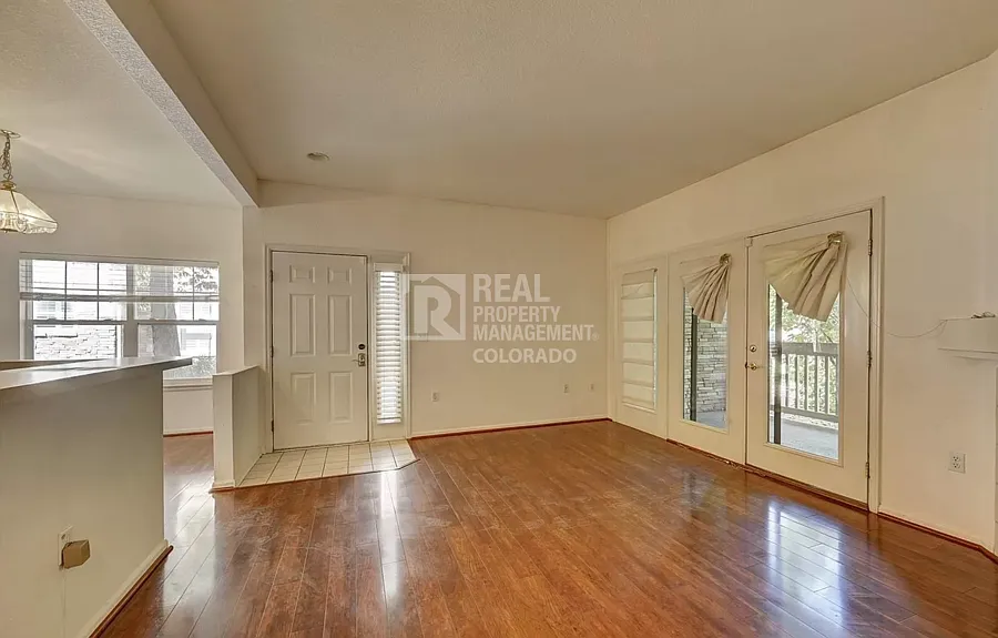 Beautifully Maintained 2-Bed, 2-Bath Main Floor Condo — Photo 4