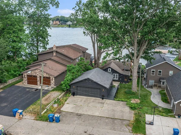 4232 Lamont Dr, Waterford, MI 48329
