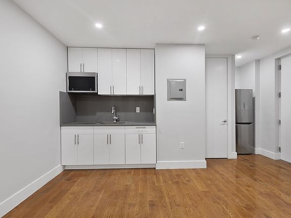 4th image of 590 W 204th St APT B1