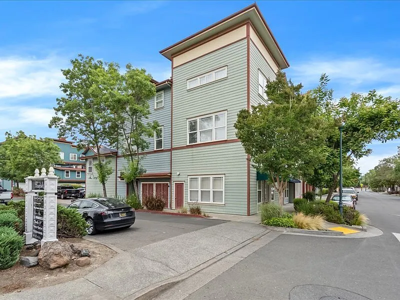 3 bed, 2.5 bath, 1774 sqft, $3,395 — Photo 4