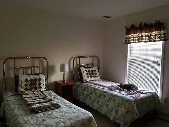 3rd image of 8 Oak Leaf Dr