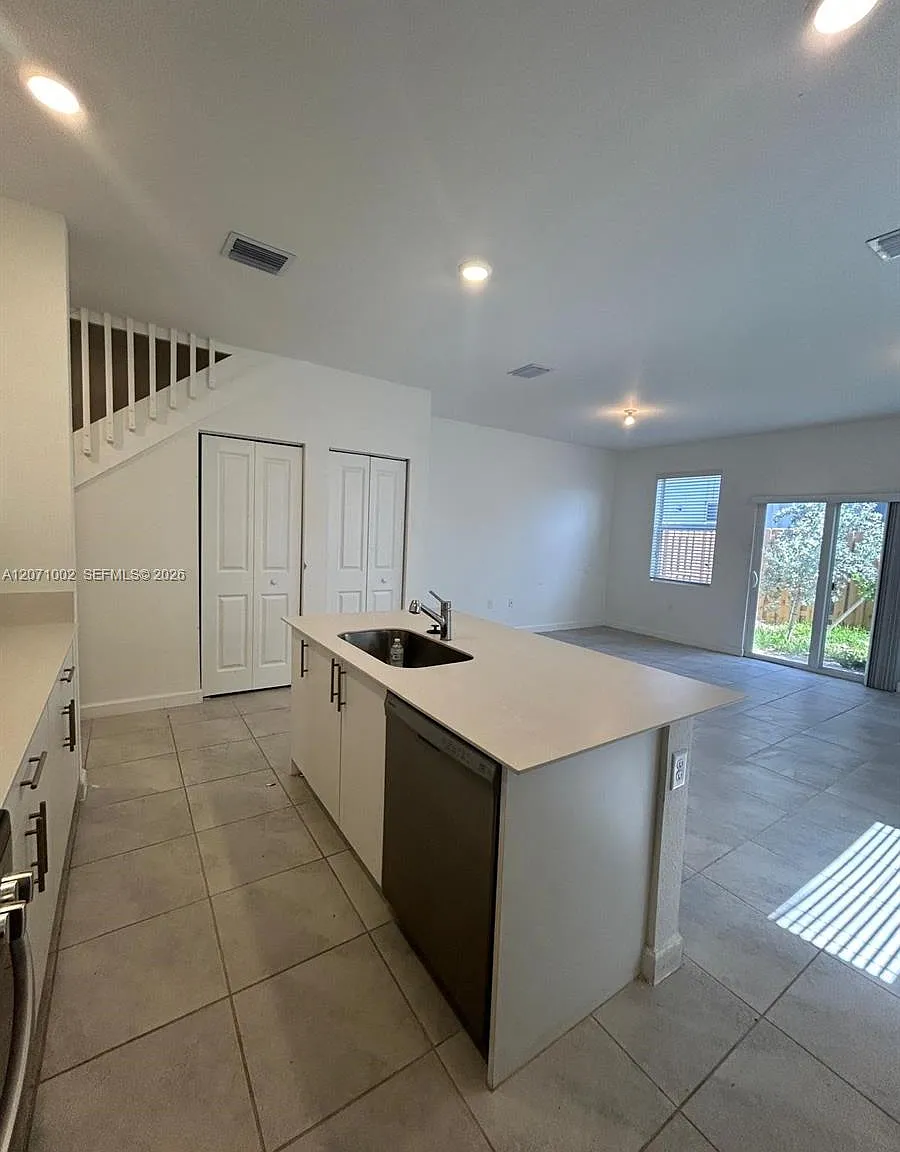 4 bed, 3.0 bath, 1615 sqft, $2,700 — Photo 4