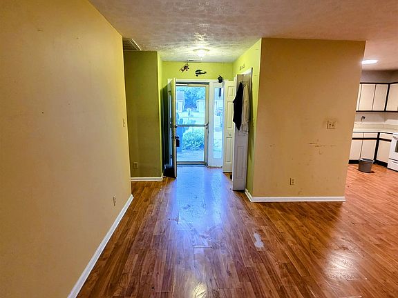 3rd image of 19 Indian Oak Ln.