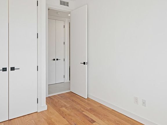 4th image of 722 Hinsdale St #3L
