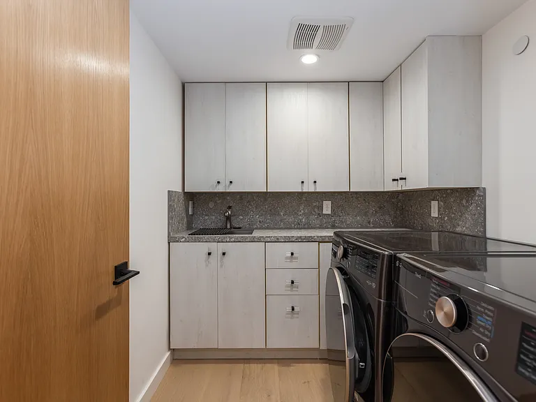 1161 Stearns Dr — Photo 22