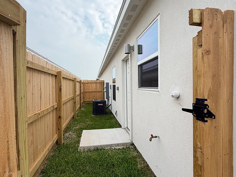 4000 Walnut Ave #1 — Photo 14