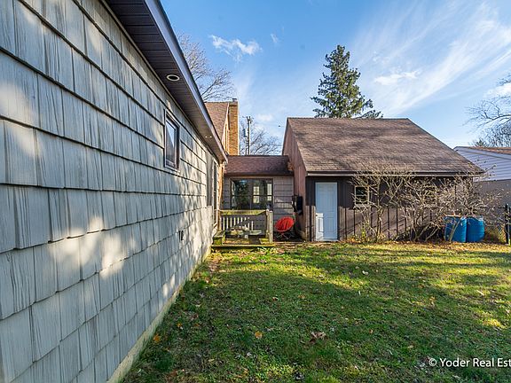 3rd image of 1551 Laughlin Dr NW