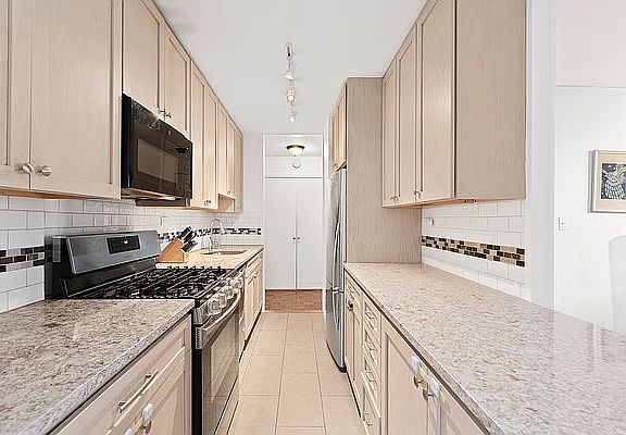 5th image of 1641 3rd Ave APT 21C