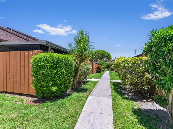 433 Springdale Circle, Palm Springs, FL 33461