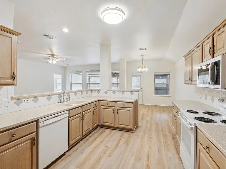 1611 Sunnycrest Cir — Photo 6