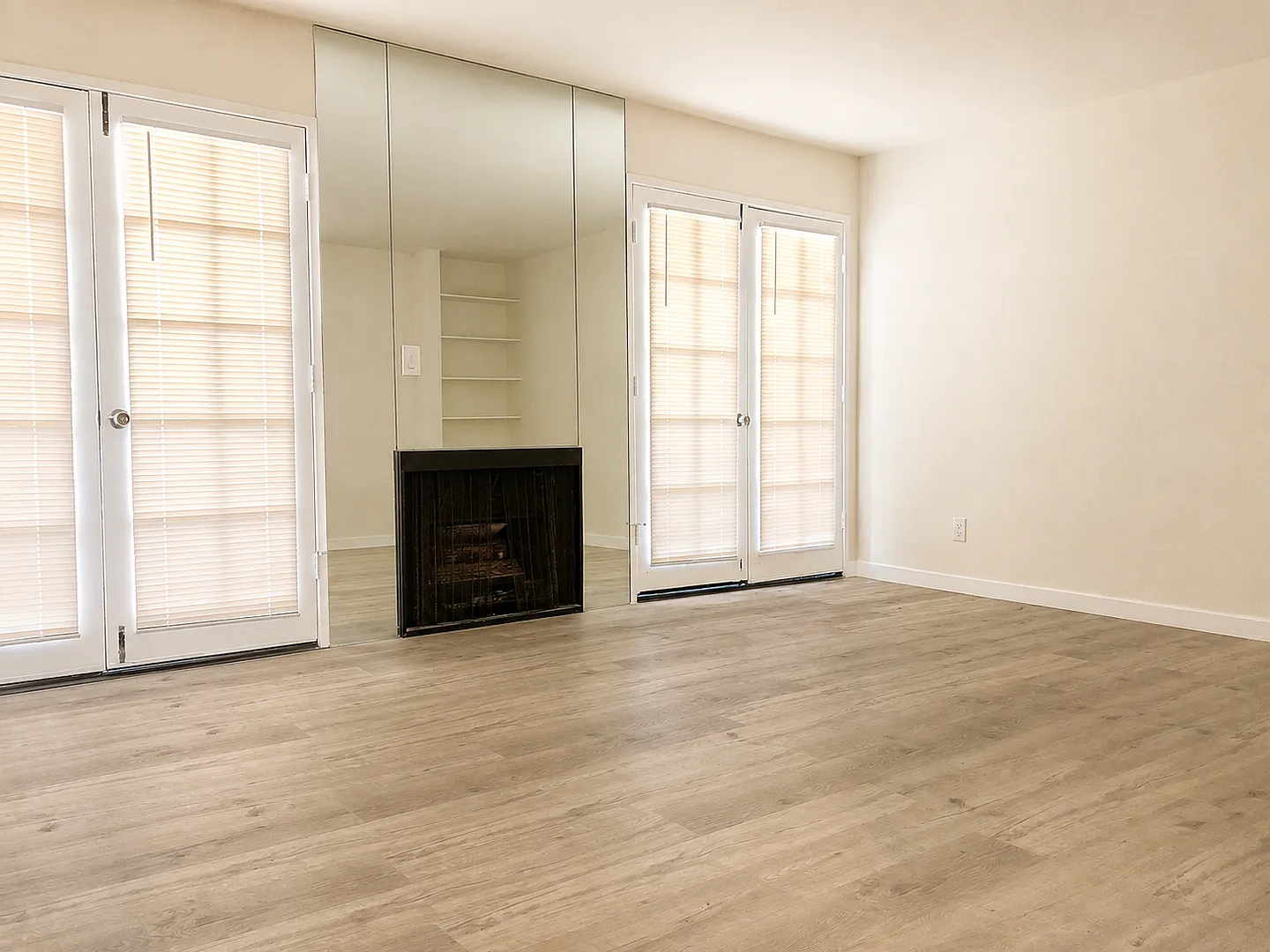 Charming Tudor-Style Apartments in Prime Sherman Oaks Location — Photo 4