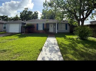 102 Forest Oaks Ln, Lake Jackson, TX 77566