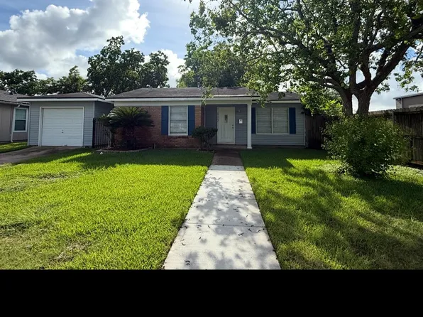 102 Forest Oaks Ln, Lake Jackson, TX 77566
