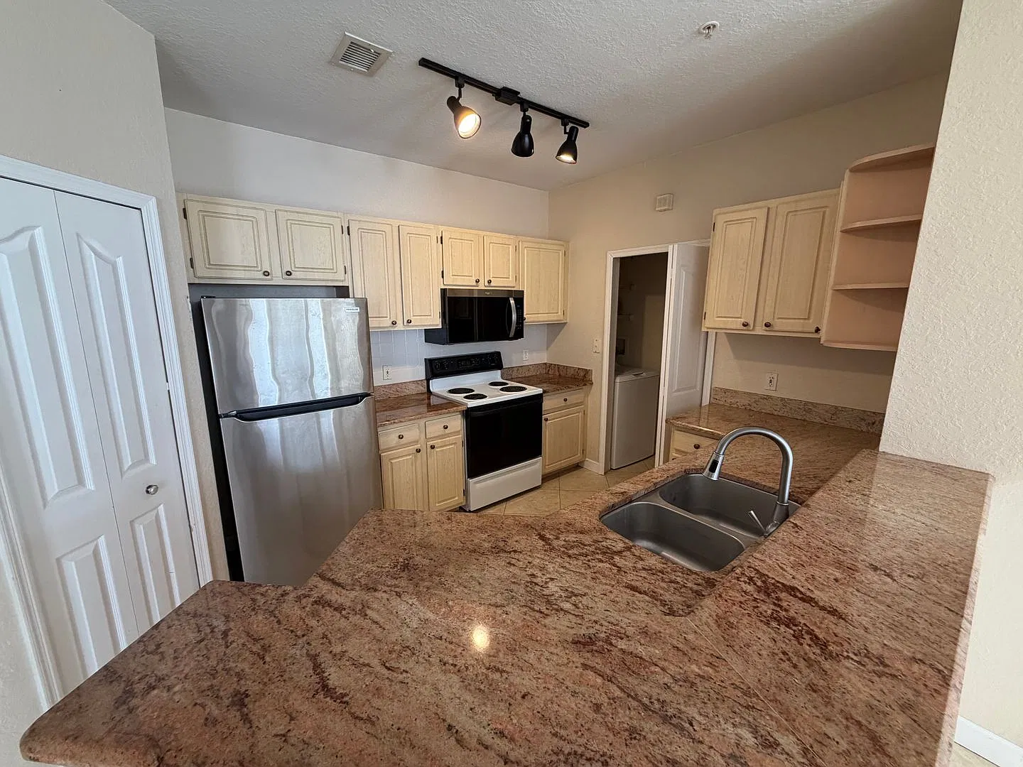 2 bed 2 bath Condo in the heart of Maitland — Photo 4