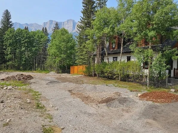 913 15th St, Canmore, AB T1W 1X2